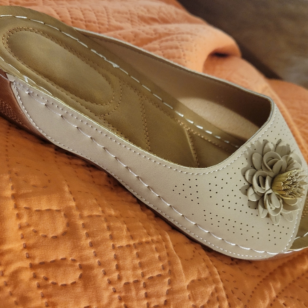 Elegant Beige Women's Slip-On Shoes Sz10